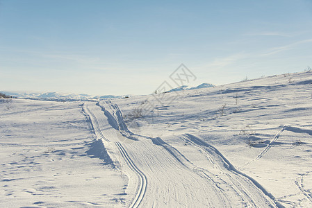 山区的滑雪足迹图片