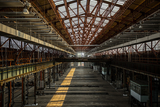 旧工厂的工业内地黑色仓库大厅地面制造业瓷砖车库房间机库金属图片