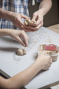 女孩用泥土做玩具制品艺术艺术家陶器孩子拇指商品商业设计师洞察力图片