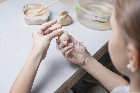 女孩用泥土做玩具手工手指商业女性纺纱工匠学习艺术洞察力陶瓷图片