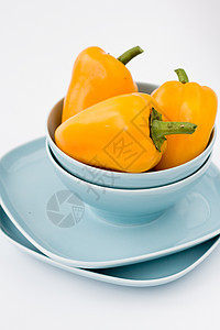三个黄黄甜辣椒在蓝盘上蔬菜蓝色美食食物餐具黄色饮食胡椒早餐陶瓷图片