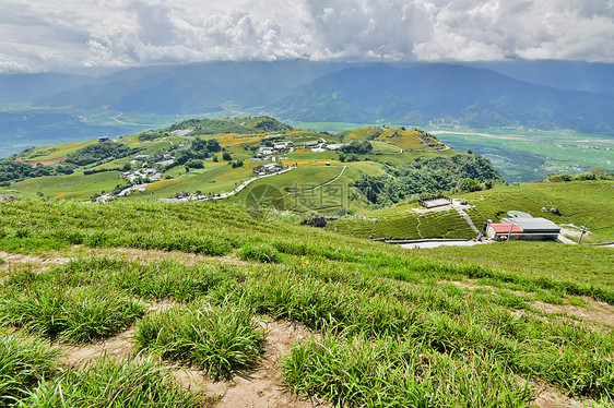 Hualien乡边牧歌场地建筑物地形百合风景天空丘陵植物学农村图片