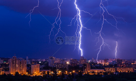 横扫城市的闪电风暴结构路灯电气螺栓景观天际雷雨全景亮度建筑学图片
