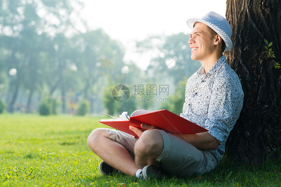 年轻人在读一本书青年知识学生班级眼镜男性花园学习中学学校图片