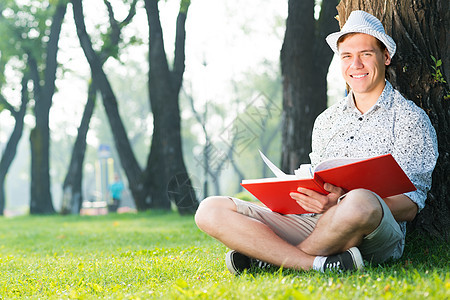 年轻人在读一本书大学公园学生文学眼镜青年学习花园幸福学校图片