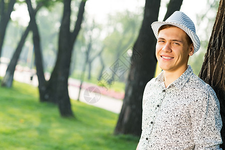 一位年轻人的肖像沉思快乐思维学生衬衫幸福孤独男人休息生活图片