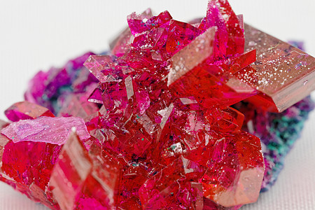 以红宝石颜色显示的结晶密闭矿物奢华科学实验室物理宏观石头玻璃水晶硫酸盐图片