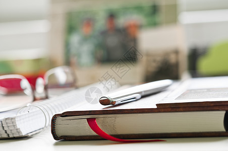 服务台办公室静物桌子工作选择性记事本白色眼镜笔记纸日记图片