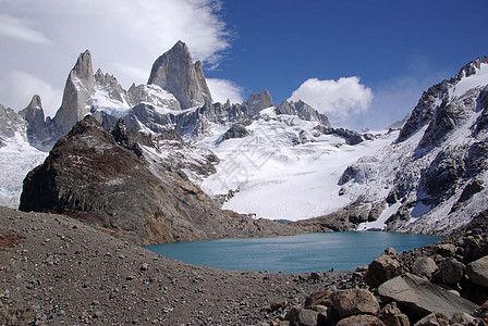 阿根廷菲茨罗伊山风景波峰地质学荒野顶峰登山石头冰川岩石池塘图片
