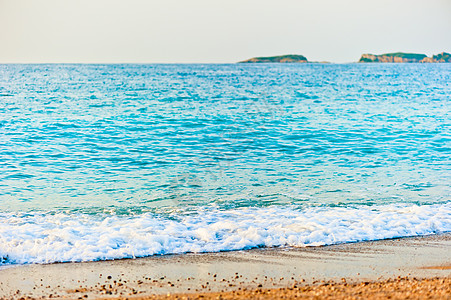 清晨海滩上海面的海卷图片