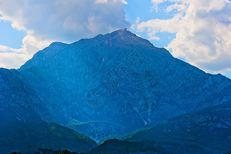 美丽的山峰 蓝蓝的 与天空相对图片