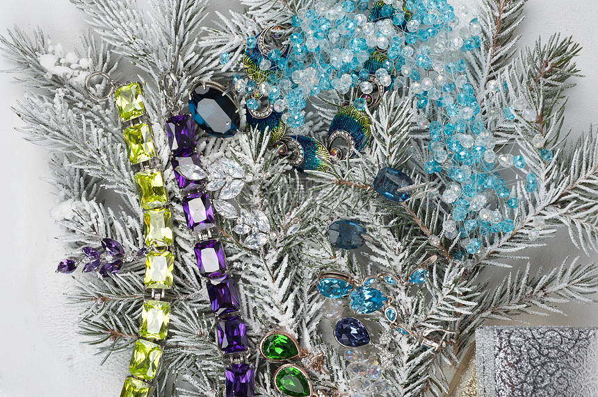 在fir树上的珠宝庆典枞树宏观照片展示美丽石头首饰金属奢华图片