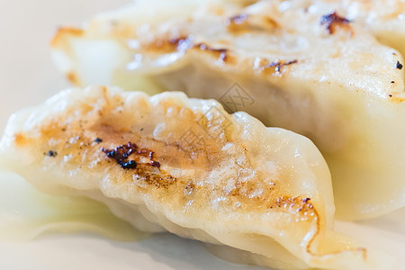 将白盘子丢在木桌上煮沸大豆小吃服务盘子晚餐餐厅饺子美食油炸图片