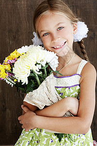 持鲜花儿童女学生工作室乡村菊花喜悦青年花朵女孩棕色花束图片