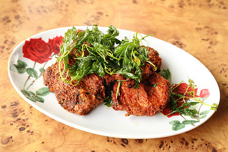 深炸的熟食鱼肉卷辣椒厨房烹饪美食菜单盘子香料午餐木头蔬菜图片