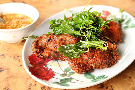 深炸的熟食鱼肉卷盘子营养厨房木头蔬菜食物菜单桌子烹饪辣椒图片