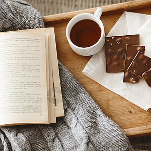 书和毛衣巧克力房间时间房子场景细节空闲正方形早餐托盘图片