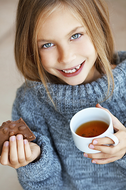 儿童喝茶茶孩子情绪静物羊毛微笑童年青春期毛衣糖果房子图片