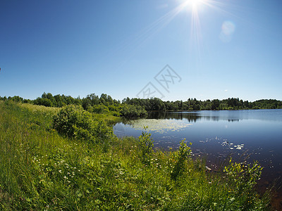 夏天的湖边小路斑点森林浅滩正方形天空波纹太阳蓝色支撑图片