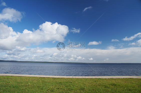 夏季的月舞跑步阳光海浪小路海岸长廊海洋海岸线场景海景图片