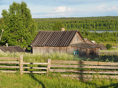 村里的Wooden房屋日志房子小屋木材财产农村村庄乡村建筑木头图片