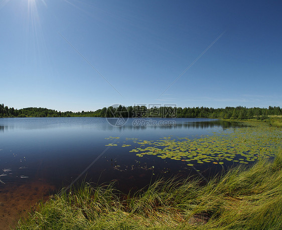 夏天的湖边小路浅滩斑点森林岩石蓝色天空射线支撑正方形图片