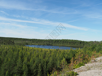 夏天的湖边天空小路森林支撑蓝色石头岩石斑点射线季节图片