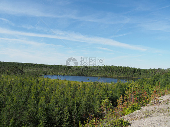 夏天的湖边天空小路森林支撑蓝色石头岩石斑点射线季节图片