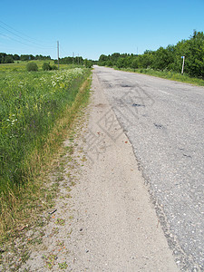 森林沥青路农村交通运动赛道地平线天空太阳草地国家场景图片