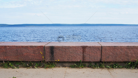湖 天空和草地 彼得罗扎沃茨克 俄罗斯 卡列利亚图片