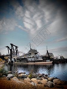 湖上旧船天空蓝色旅行季节支撑金属天气气候黄芩海岸图片