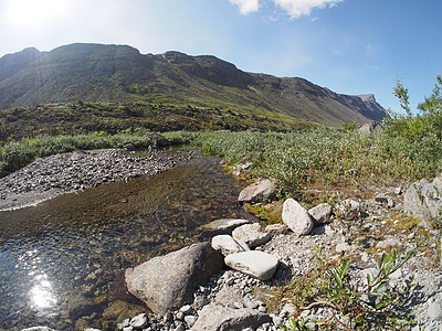 基比尼山脉半岛冰川岩石森林白内障风景溪流旅行科拉天空图片