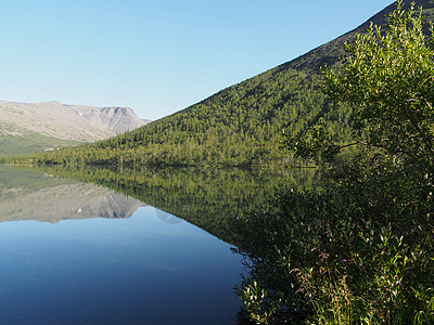 山中湖边灌木阴霾旅行天空风景半岛大合唱岩石阴影石头图片