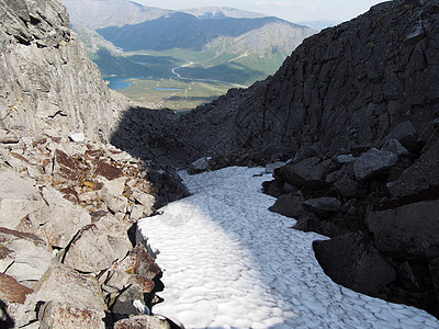 夏天在山上下雪季节高山岩石村庄高地台地草原草地牧场国家图片