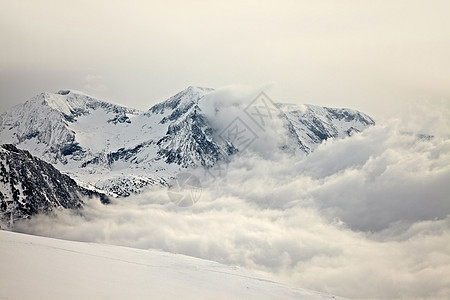山山脉薄雾运动冒险登山滑雪冻结全景宽慰远足假期图片