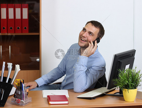 男青年男子情绪桌子商务电脑电话男人手机办公室办公写作图片