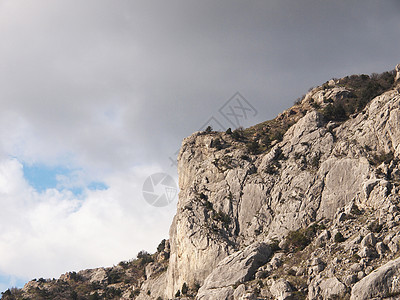 山岳和云云针叶岩石石头绿色牧歌植物季节天空石质多云图片
