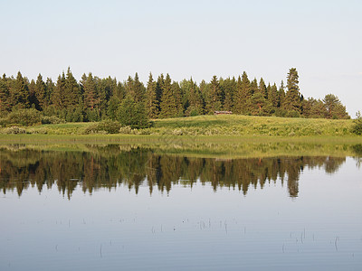 海滩湖湖场景孤独地平线旅行反射森林蓝色远足假期阳光图片