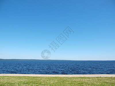 湖 天空和草草海浪太阳绿色花岗岩季节石头天气码头蓝色图片