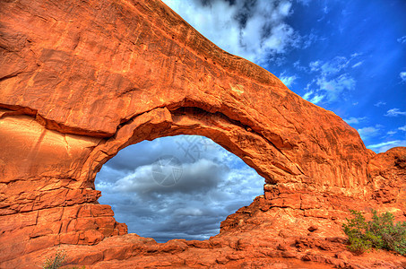 美国Moab Utah国家公园蓝色岩石地标橙子峡谷石峰曲线土地沙漠悬崖图片