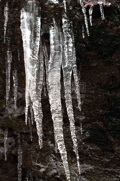 深底的冰柱岩石季节白色冻结天气水晶图片