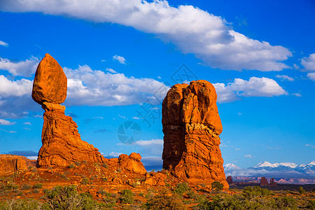 美国犹他州国家公园平衡岩石沙漠地标橙子土地窗户公园峡谷干旱石头天空图片