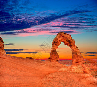 美国犹他州国家公园分层建筑砂岩巅峰土地岩石旅行日落国家沙漠公园石头图片