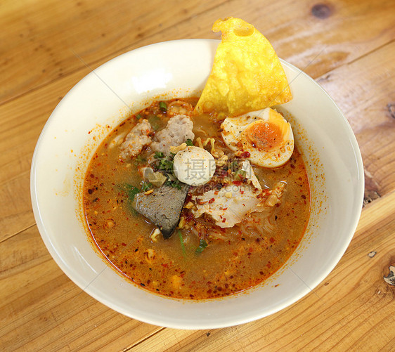 猪肉面加辣柠檬草汤盘子午餐食物面条香料传统早餐饮食草本植物辣椒图片