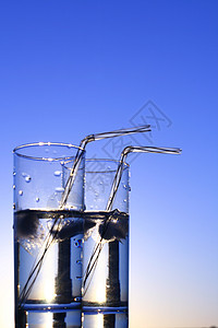 清洁净水气泡卫生口渴飞溅茶点溪流蓝色立方体反射运动图片