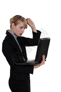 持有手提笔记本电脑的震惊妇女女性学生进攻商务夹克头发眼镜技术惊喜女士背景图片