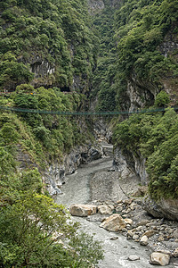 Taroko国家公园溪流岩石公园环境悬崖地标景点旅行山沟瀑布图片