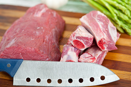 生牛肉和猪排印章木头肋骨红色肌肉腰部木板牛扒猪肉食物图片