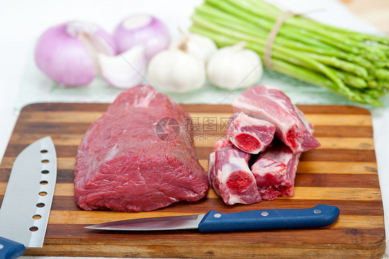 生牛肉和猪排木头红色猪肉奶牛肌肉食物印章牛扒鱼片木板图片