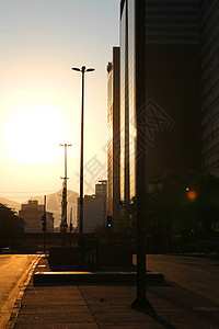 都市夕阳蓝色太阳投资公寓建筑学房地产天空交通窗户中心图片